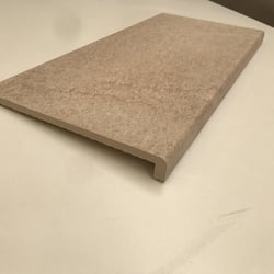 Margelle carrelage effet béton PIRINEOS BEIGE NEZ DE MARCHE ANTIDERAPANT - 66.5X32/3 Natucer