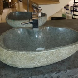 Vasque en pierre polyforme grande avec trou robinet 