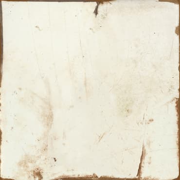 Carreau de ciment blanc usé avec textures subtiles de griffures et patine 20x20 cm