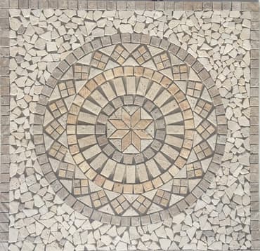 Carrelage effet pierre beige avec motifs concentriques et mosaïque pour sols extérieurs ou intérieurs élégants