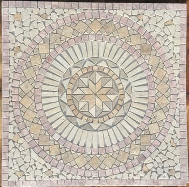 Carrelage effet pierre beige avec motifs géométriques en mosaïque pour sols élégants et design