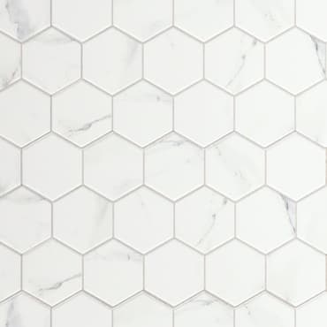 Carrelage blanc relief effet marbré hexagonal pour intérieur élégant et moderne