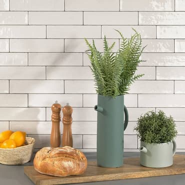 Carrelage Zellige blanc brillant 5X25 sur un mur de cuisine avec accessoires en bois et plantes vertes