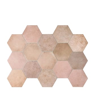 Carrelage aspect brique en nuances de rose variées, forme hexagonale sans motifs visibles