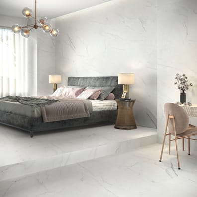 Carrelage effet marbre blanc veiné de gris, taille 60x120 cm dans une chambre moderne avec dominante de blanc, meubles en bois c