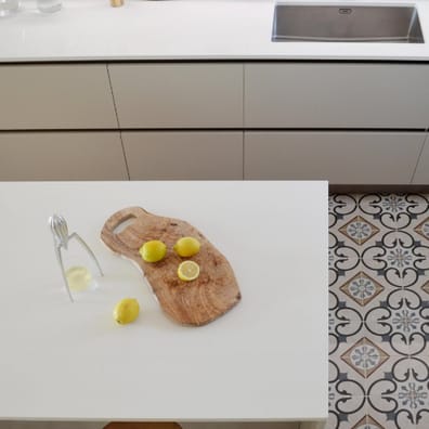 Carreau de ciment multicolore motifs floraux 20x20 cm dans une cuisine blanche avec mobilier moderne et accessoires en bois