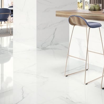 Carrelage marbre blanc veiné 60x120 cm dans une salle à manger moderne avec chaise bleue, plan de travail en bois