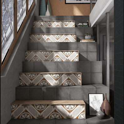 Carreau de ciment anthracite avec motifs beige et brun, 20x20 cm, sur escalier intérieur, murs gris, détails décoratifs