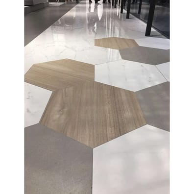 Carrelage marbre blanc elegant sur une surface hexagonale 60x60 cm dans un espace commercial avec reflets lumineux et personnes 