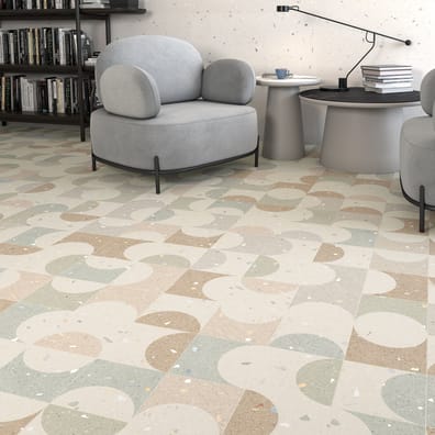 Carrelage Terrazzo gris avec touches de vert et beige 20x20 cm dans salon contemporain aux murs neutres avec fauteuil gris et ét