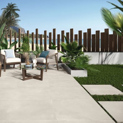 Carrelage effet béton beige uni 80x80 cm sur terrasse avec mobilier dextérieur beige et verdure