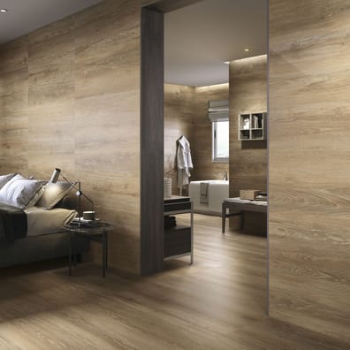 Carrelage effet bois beige veiné 20x120 cm dans une chambre moderne avec murs et sol assortis, mobilier contemporain