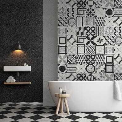Carrelage Terrazzo beige avec motifs noirs et gris 60x60 cm dans une salle de bain moderne aux murs bois et pierre noire, éclair