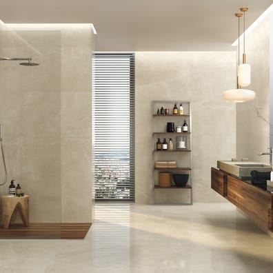 Carrelage marbre beige veiné 60x120 cm dans une salle de bain épurée tons bois et beige, avec douche et étagères décoratives