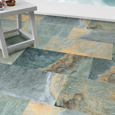 Carrelage aspect pierre multicolore nuances de bleu et ocre 30x60 cm posé dans un salon épuré blanc avec table blanche