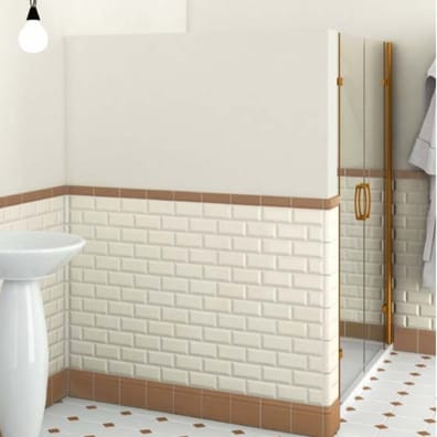 Carrelage uni multicouleur marron et blanc 20x20 cm sur mur et sol de salle de bain épurée avec porcelaine blanche et accents cu