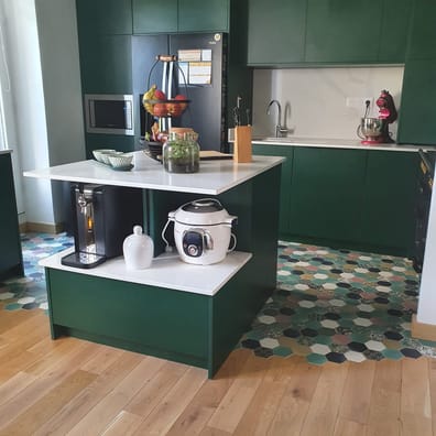 Carrelage relief vert avec nuances, hexagonal, dans une cuisine moderne, meubles verts, plancher en bois, îlot central