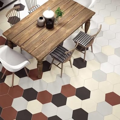 Carrelage uni blanc dans une salle à manger aux murs gris, avec table en bois, chaises, étagère et décoration