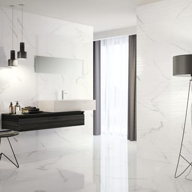 Carrelage blanc marbré 60x60 cm dans une salle de bain moderne meubles noirs et lampadaire élégant