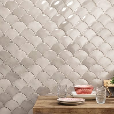 Carrelage uni gris sans motifs 12,7X6,2 sur cuisine moderne tons bois avec vaisselle et plante