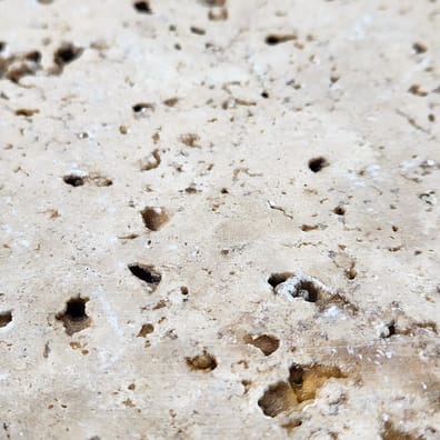 Margelle travertin LIGHT MIX 61x33 bord arrondi - ep.3cm - unité