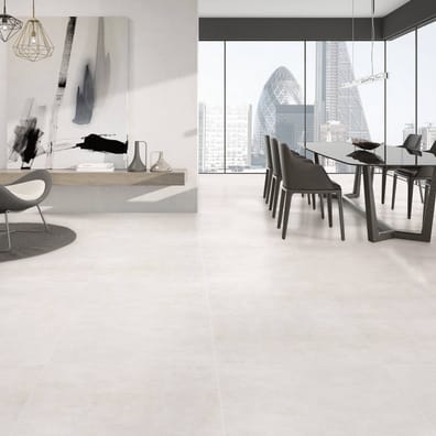 Carrelage aspect béton blanc uni dans un salon moderne aux murs blancs avec mobilier contemporain et vue sur la ville