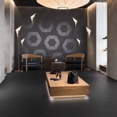 Carrelage noir uni dans un magasin de chaussures, avec étagères en bois et éclairage moderne