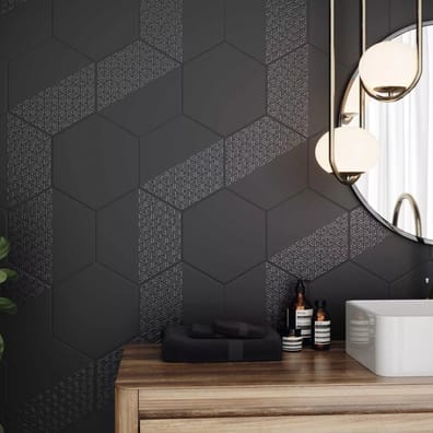 Carrelage uni noir avec motifs géométriques dans une salle de bain épurée avec des éléments blancs et bois, plantes vertes et éc