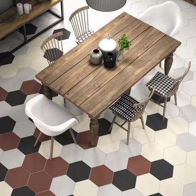 Carrelage uni noir sur une salle à manger avec des nuances de beige et de marron, meubles en bois, chaises blanches, détails déc