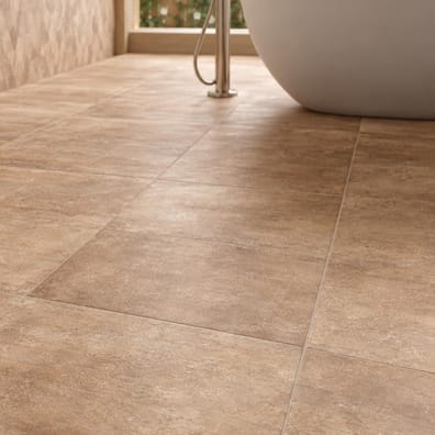 Carrelage terre cuite blanc 20x20 cm dans une salle de bain tons bois clair et blanc, avec baignoire ovale et détails verts