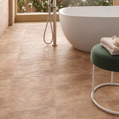 Carrelage terre cuite blanc 20x20 cm dans une salle de bain tons bois clair et blanc, avec baignoire ovale et détails verts