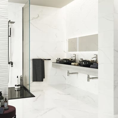 Carrelage blanc marbré sans motifs 60x60 cm dans une salle de bains moderne avec mobilier noir et accents chrome