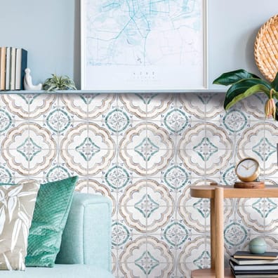 Carreau de ciment multicouleur avec motifs floraux 15x15 cm dans un salon aux tons bleu clair, avec mobilier en bois et détails 