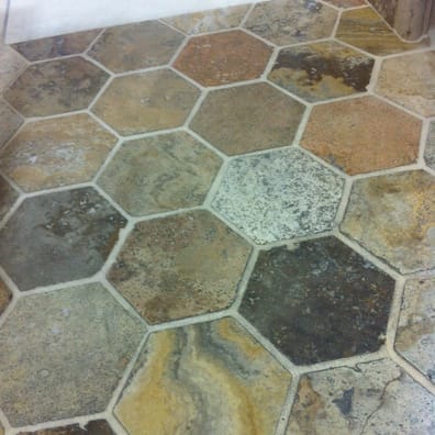 Sol travertin hexagonal mix beige noce gris - As de Carreaux