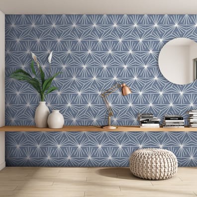 Carreau de ciment bleu avec motifs étoilés blancs 19.9x23 cm sur un mur intérieur avec étagères en bois, éléments décoratifs et 