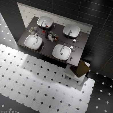 Carrelage marbre noir hexagonal 20x20 cm dans salle de bain nuances de gris lavabos et accessoires modernes