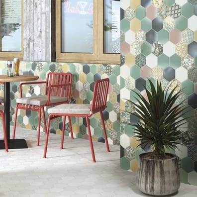 Carrelage relief vert avec nuances de gris et touches de bleu dans une ambiance de café tendance avec murs accentués, mobilier r