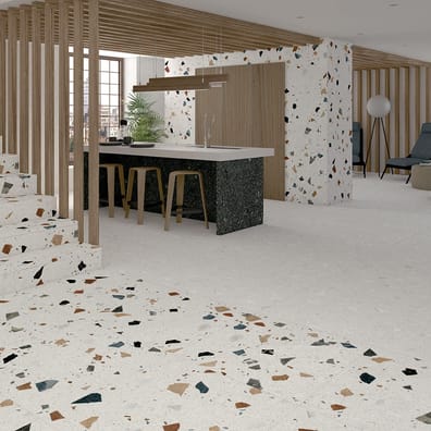 Terrazzo multicouleur avec éclats de marbre 80x80 cm dans une cuisine moderne avec îlot central et tabourets en bois, éclairage 