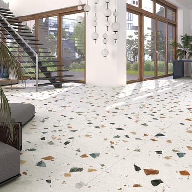 Terrazzo multicouleur avec éclats verts et bruns 80x80 cm dans un hall épuré aux murs blancs et escalier métallique central avec
