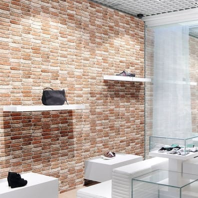 Carrelage relief terracotta avec nuances de beige et brun dans une boutique, étagères blanches avec chaussures, murs translucide
