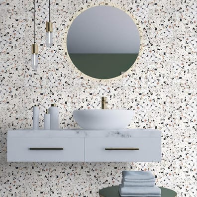 Carrelage Terrazzo blanc avec touches noir gris marron 20x20 cm dans une salle de bain tons gris meuble vasque moderne miroir ro