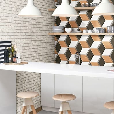 Carrelage blanc relief motif géométrique dans une cuisine contemporaine avec des murs en briques blanches et un bar moderne