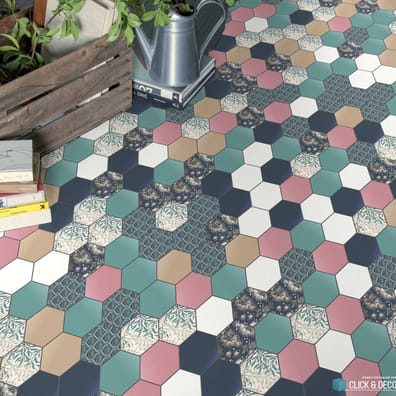 Carrelage relief vert avec motifs floraux dans un intérieur bois et métal verts et blancs arrosoir et livres