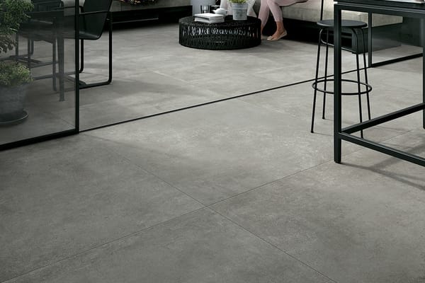 Carrelage effet pierre gris GLOCAL IDEAL 60x60 cm sur terrasse moderne avec mobilier contemporain et plantes