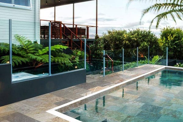 Carrelage effet pierre naturelle SAHARA MIX 30x60 cm sur terrasse extérieure avec piscine et verdure