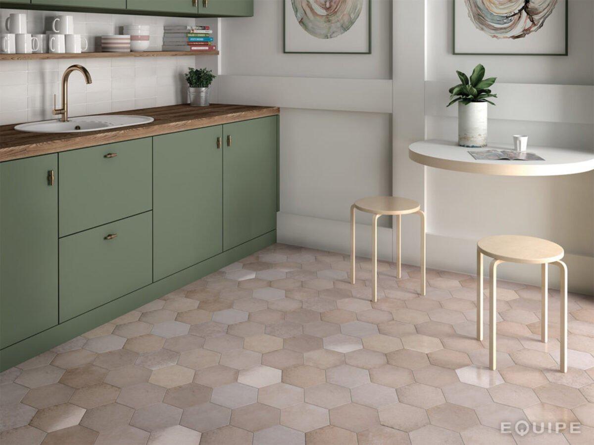 Carrelage aspect brique rose dans une cuisine vert pastel avec mobilier bois clair et blanc