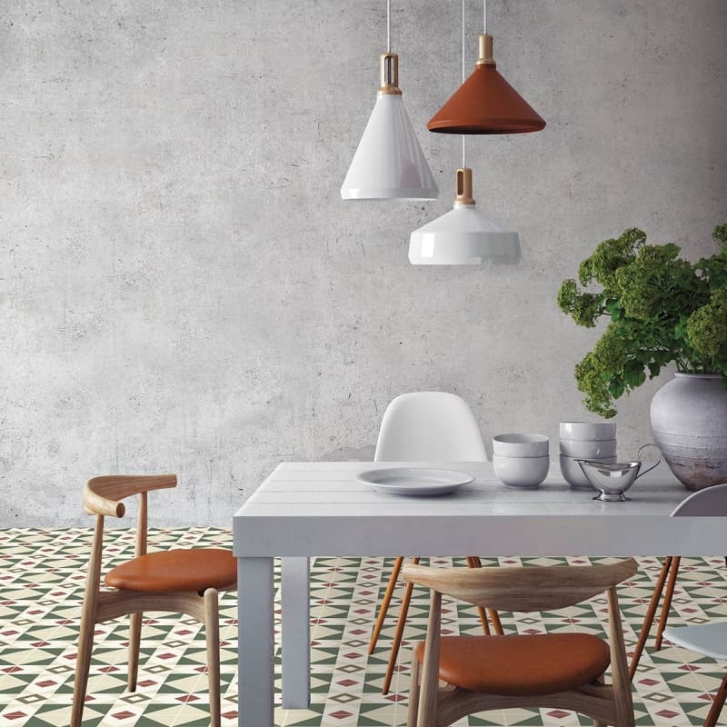 Carreau de ciment vert aux motifs géométriques 20x20 cm sur une cuisine au mur gris avec mobilier bois et blanc