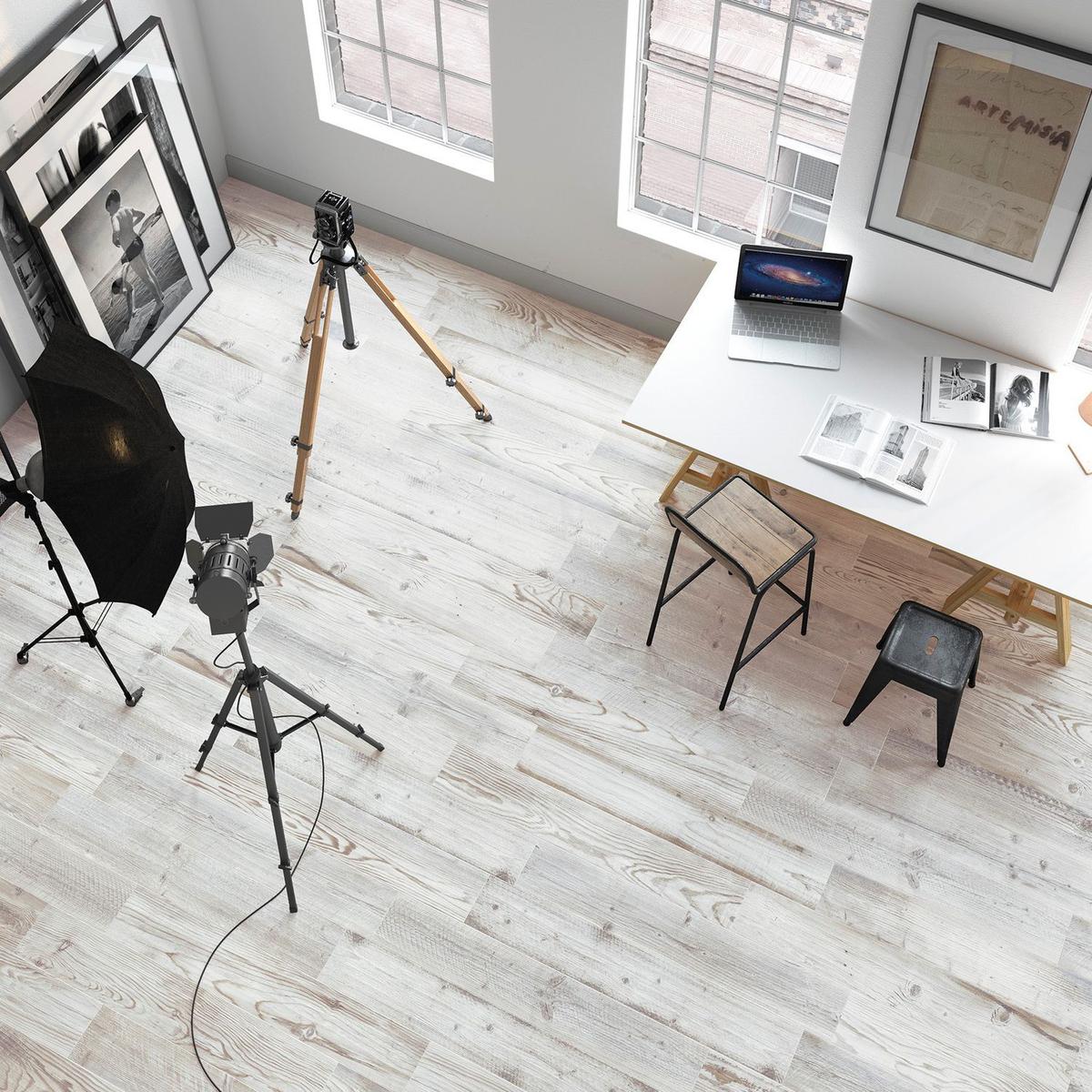 Carrelage aspect bois marron clair veiné 15x90 cm dans un studio épuré blanc mobilier moderne noir et équipement de photographie