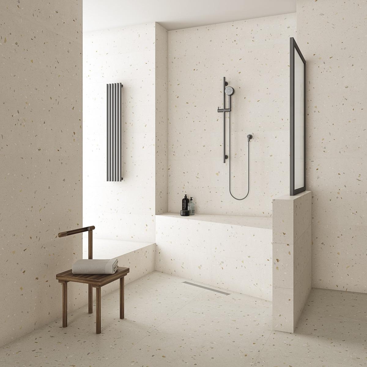 Terrazzo blanc parsemé nuances beige sur carrelage 60x120 cm dans une salle de bain tons neutres avec douche moderne et accessoires en métal