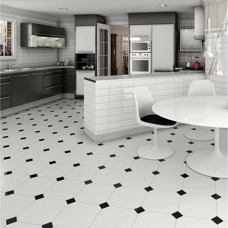 Carrelage uni multicouleur noir et blanc motifs octogonaux 20x20 cm dans une cuisine moderne grise avec meubles intégrés et table blanche